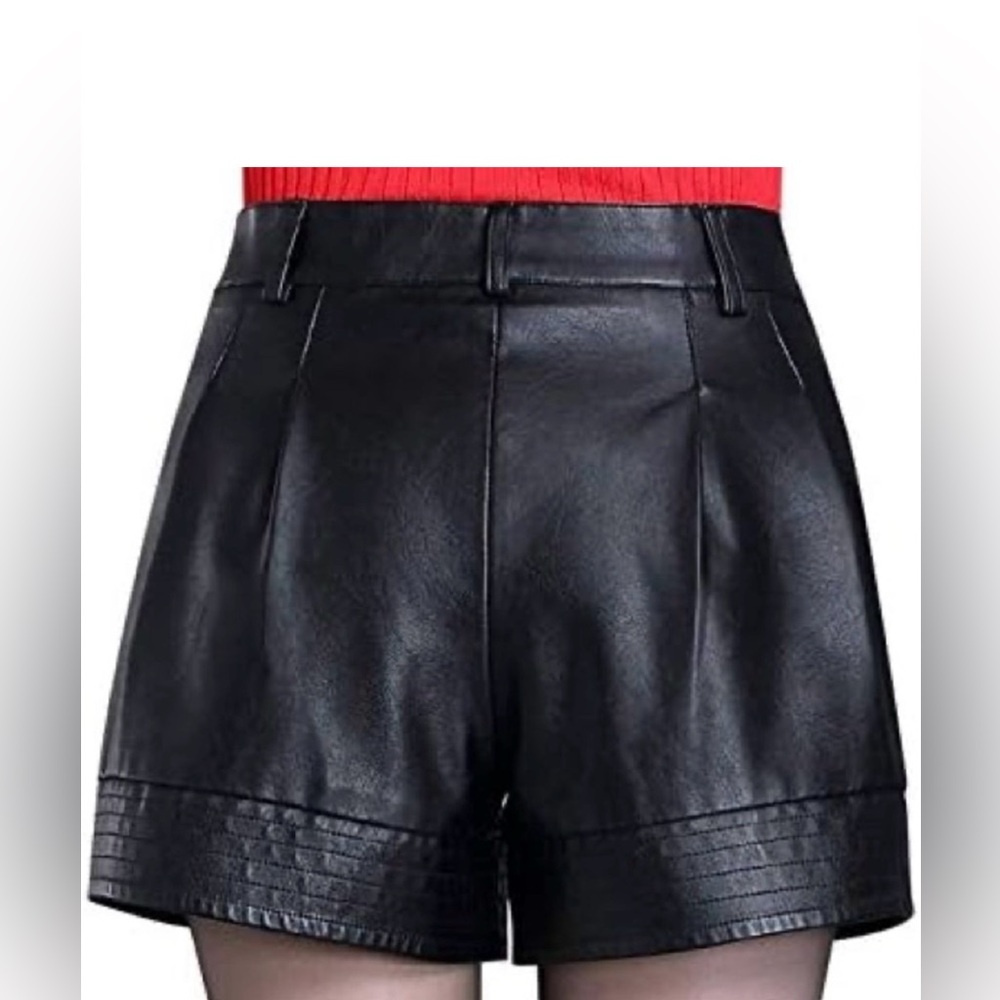 New !! Not tags Black PU Leather Shorts, high rise.!
